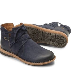 NIB Born Tarkiln Navy Bkue distressed boots